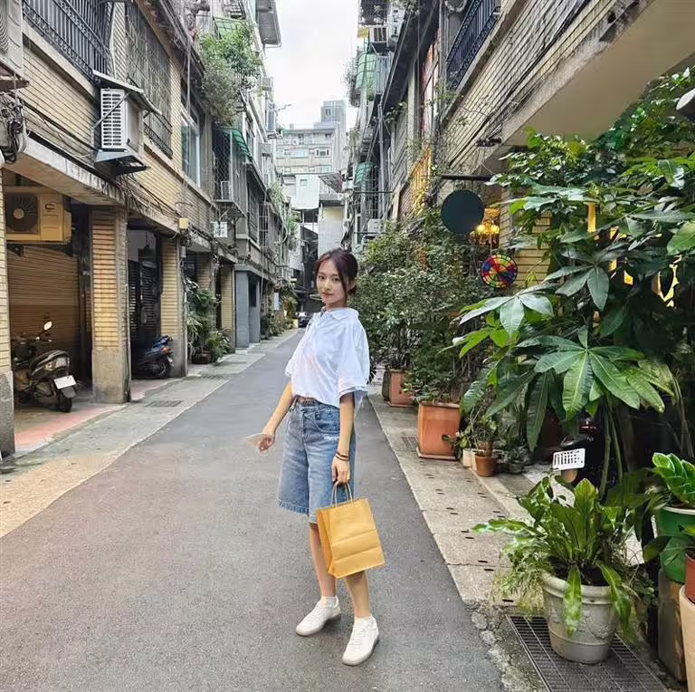 子瑜日前無預警再度低調返台,現身信義區與迪化街。(圖/翻攝自thinkaboutzu IG) 子瑜日前無預警再度低調返台,現身信義區與迪化街。(圖/翻攝自thinkaboutzu IG)