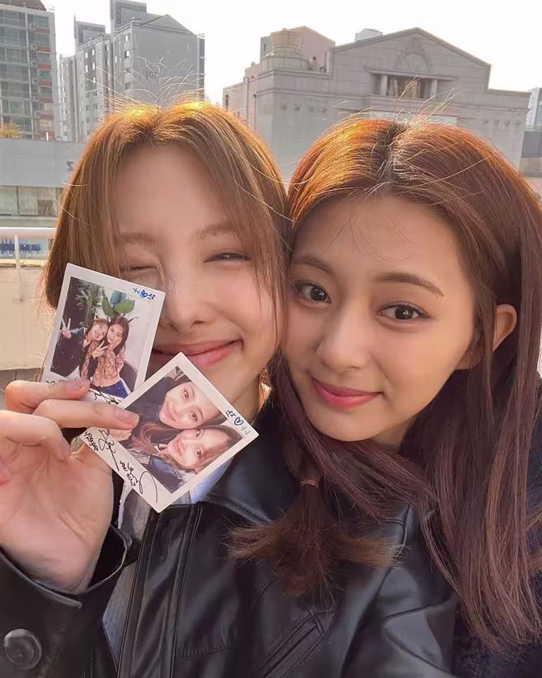 子瑜(右)和娜璉(左)感情深厚。(圖/翻攝自thinkaboutzu IG) 子瑜(右)和娜璉(左)感情深厚。(圖/翻攝自thinkaboutzu IG)