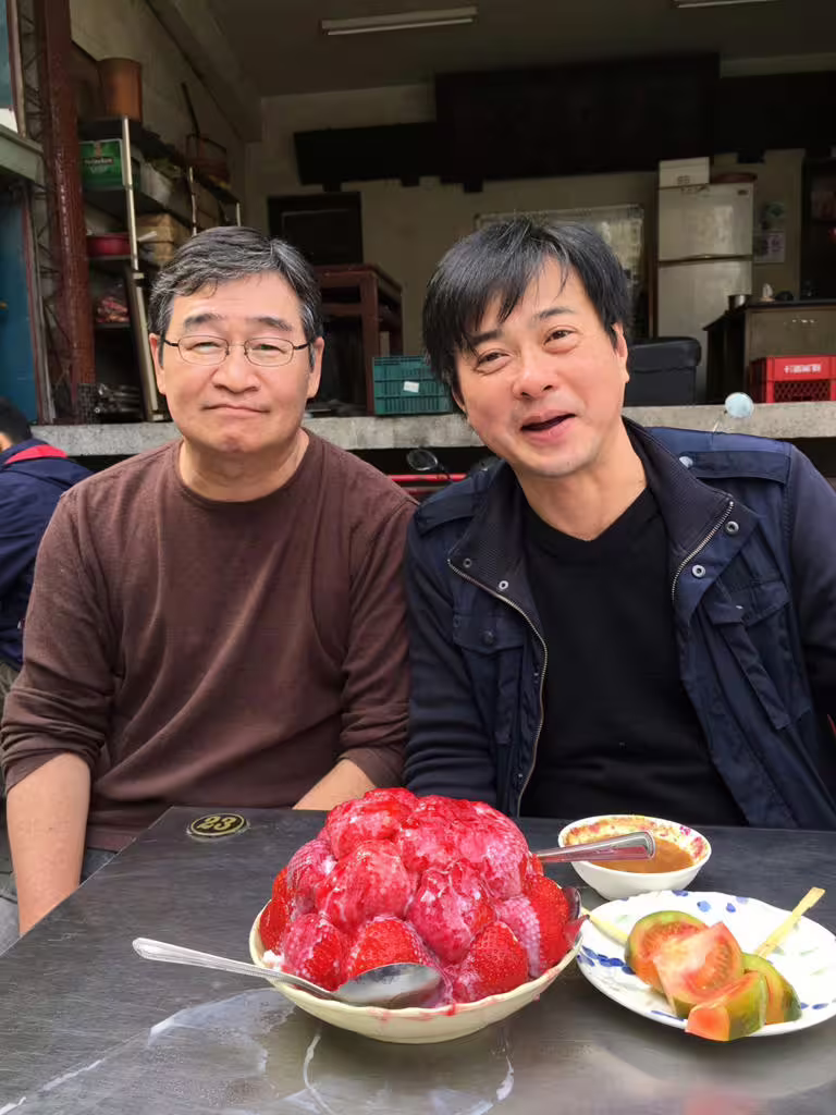 《浩克漫遊》金鐘獎主持人王浩一驟逝(左)，好友有鹿文化社長許悔之(右)聞訊時落淚，萬般不捨。（圖／攝自FB@許悔之）