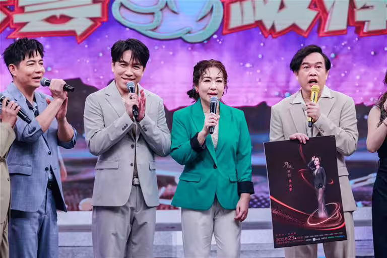 張秀卿（中）上康康、許志豪節目宣傳演唱會。（圖／中視提供）