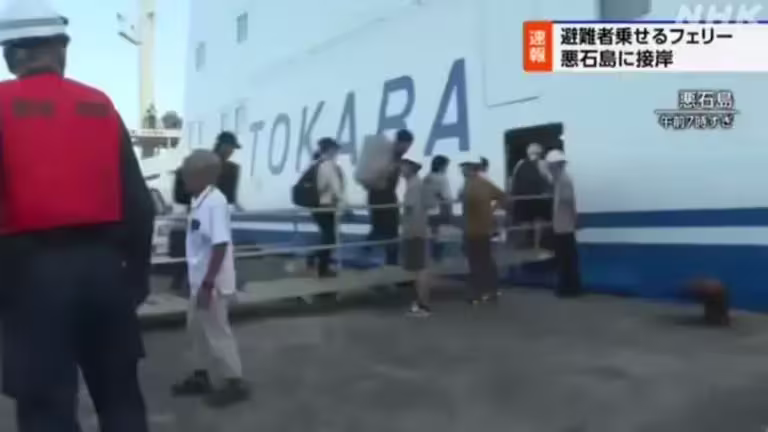 ▲由於地震活動太過頻繁,日本鹿兒島十島村已於4日清晨開始撤離居民。圖為惡石島民眾登上渡輪。(圖/翻攝自NHK) ▲由於地震活動太過頻繁,日本鹿兒島十島村已於4日清晨開始撤離居民。圖為惡石島民眾登上渡輪。(圖/翻攝自NHK)