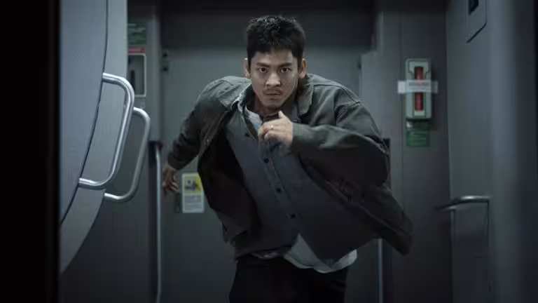 林柏宏在《96分鐘》中使用台灣影史首座高鐵攝影棚,深感身歷其境。(圖/華影國際提供) 林柏宏在《96分鐘》中使用台灣影史首座高鐵攝影棚,深感身歷其境。(圖/華影國際提供)