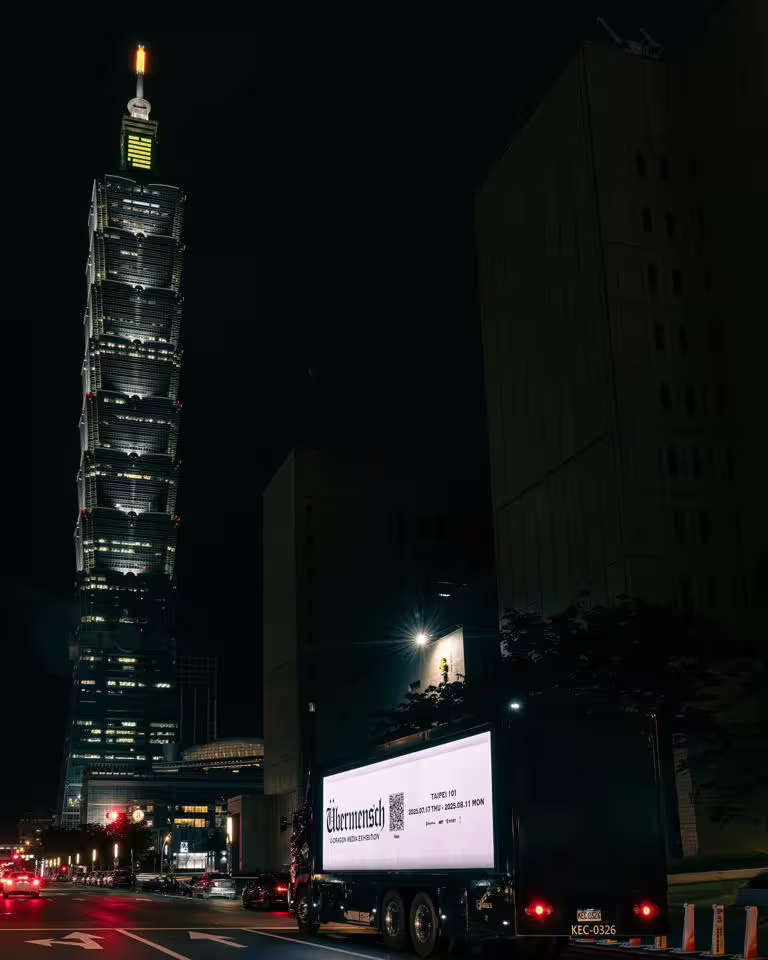 不是抗議卡車,台灣是GD個展的廣告卡車行經台北101。(圖/翻攝自主辦官方臉書) 不是抗議卡車,台灣是GD個展的廣告卡車行經台北101。(圖/翻攝自主辦官方臉書)