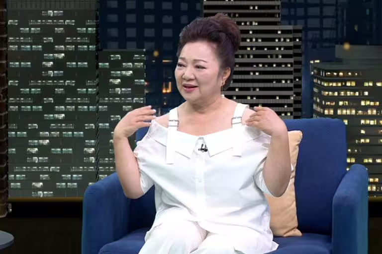 白冰冰形容自己的「鐵肩甲」,是經過人生歷練的重擔淬煉而成。 (圖/年代提供) 白冰冰形容自己的「鐵肩甲」,是經過人生歷練的重擔淬煉而成。 (圖/年代提供)