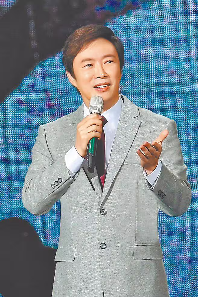 費玉清(見圖)特地打造巨型鳳凰送給好友江蕙,祝賀她回歸歌壇。(許雅淳攝) 費玉清(見圖)特地打造巨型鳳凰送給好友江蕙,祝賀她回歸歌壇。(許雅淳攝)