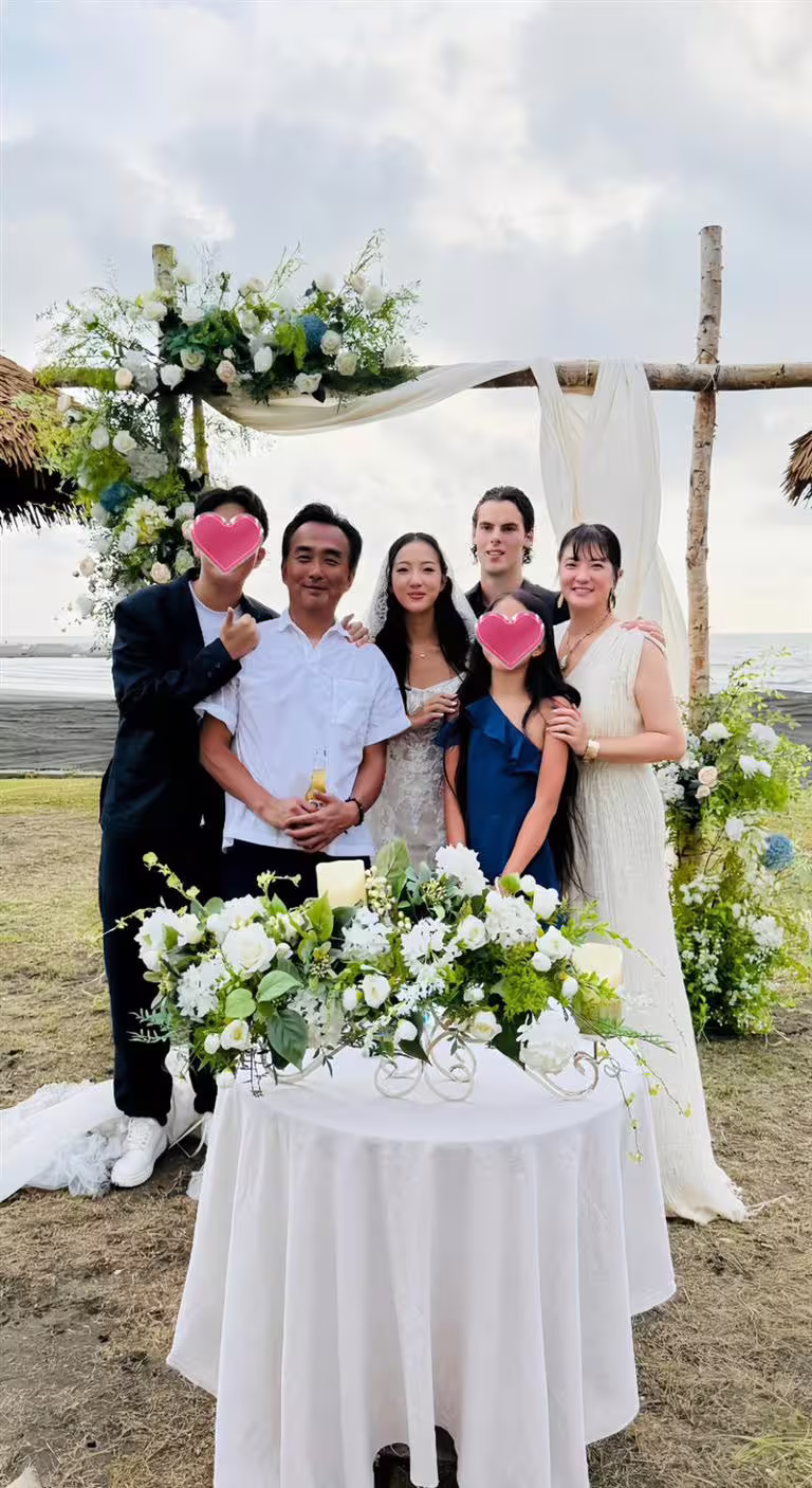 于小惠（右起）、蔡牧霏、蔡岳勳在婚禮上留下一家人合照。（圖／于小惠提供）