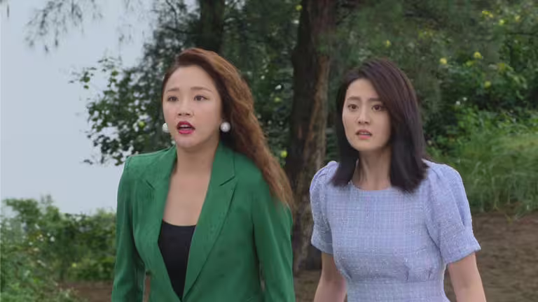 賴慧如（左）劇中現身，大喊「我是兇手！」劇情瞬間反轉。右為顏曉筠。（民視提供）
