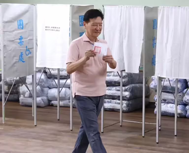 ▲趙少康投完票、離開圈票區後，竟直接打開票紙亮票給媒體拍攝。（圖／記者朱永強攝影）