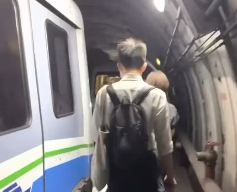 ▲北捷文湖線列車卡隧道,乘客徒步走隧道離開畫面曝光。(圖/Threads@yugorich_授權提供) ▲北捷文湖線列車卡隧道,乘客徒步走隧道離開畫面曝光。(圖/Threads@yugorich_授權提供)