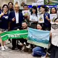 愛女回國投票 蘇貞昌遇接機超人