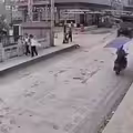 貨車撞斷限高架　鐵桿重砸2女學生