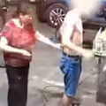 醉漢持刀不結帳　身後大媽1招淡定奪刀