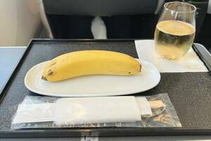 搭機點素食餐　空服員「送來一根香蕉」他愣住：還附筷子