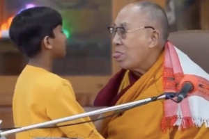 達賴喇嘛邀男童「吸我的舌頭」影片曝光！他道歉回應了