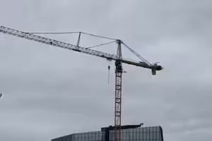 男子闖施工大樓！爬吊臂「玩高空鞦韆」　自拍完消失了