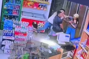 壯碩男超商買菸「遭陌生男抓胸肌」　對方嗆聲：摸你怎麼了