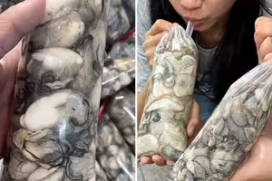 拿粗吸管！情侶狂喝「神秘袋裝飲料」？路人圍觀愣：太大膽
