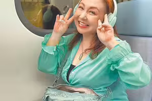 鄭怡獨自趴趴走好自在