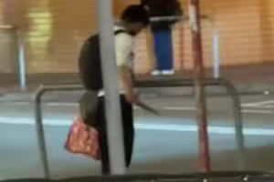 男揮刀挾女路人！港警「火速開2槍擊斃」　網愣：反觀台灣