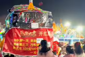 輸不起?他夜市套圈圈「套中汽車」 店家心急反悔了 輸不起?他夜市套圈圈「套中汽車」 店家心急反悔了