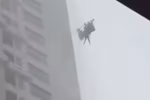 工人洗窗遇上強風！遭甩出吊籃「鐘擺猛撞牆15分鐘」慘死