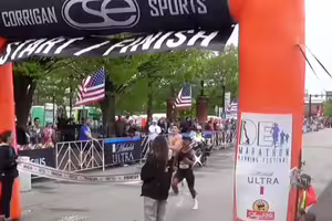 以為自己是冠軍！跑者終點前舉手慶祝　下秒「慘遭他人超越」心酸影片曝