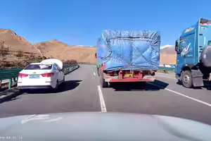 影／被貨車司機惡意逼車？幾秒後才知「原來是救命恩人」