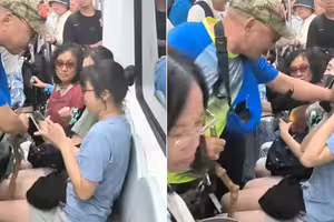阿伯逼女子讓座　竟用拐杖扒拉她雙腿