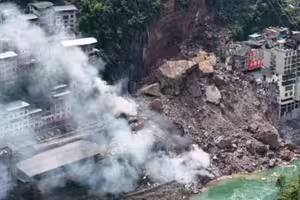 無預警山崩!土石狂洩吞房屋 民眾奔逃如災難電影 無預警山崩!土石狂洩吞房屋 民眾奔逃如災難電影
