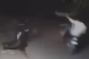劫財完再搶一次 男拿磚頭反擊不忍了 劫財完再搶一次 男拿磚頭反擊不忍了