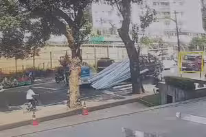 鐵條從卡車滑落　騎士遭刺穿慘了
