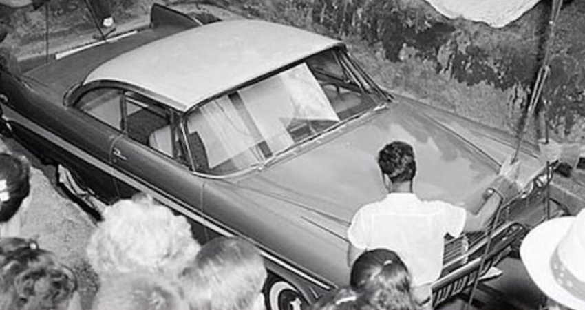 土豪把全新豪車埋入地下！「50年後把汽車挖出來」全場一看傻眼