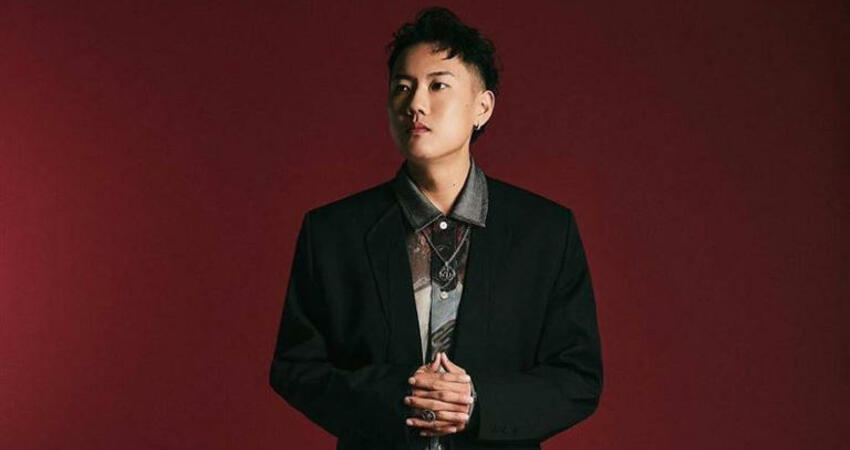 玖壹壹洋蔥無預警變光頭！戴佛珠雙手合十 辣妹包圍豔福不淺