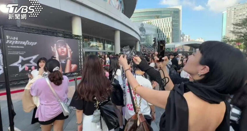 BLACKPINK成員Lisa高雄開唱 粉絲盛裝打扮排隊拍照