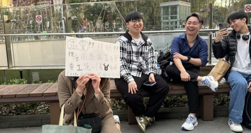 周杰倫大巨蛋外一堆人求票 他買5880門票進場做這事 目睹粉絲超抓狂