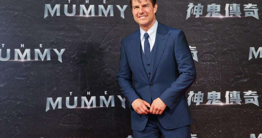 62歲阿湯哥才傳分手小25歲名媛！ 與新歡約會3小時全被目擊