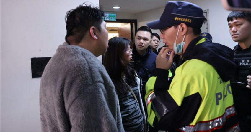 拳上後台再爆衝突！統神遭「蹦闆親友」圍毆打傷頭 警帶回2黑衣人送辦