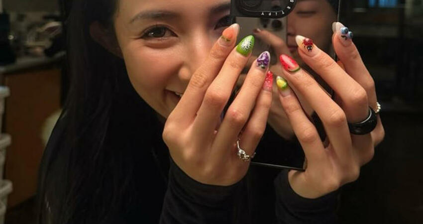不藏了！ØZI辣模女友平安夜曬美甲 手機殼驚見1畫面超甜