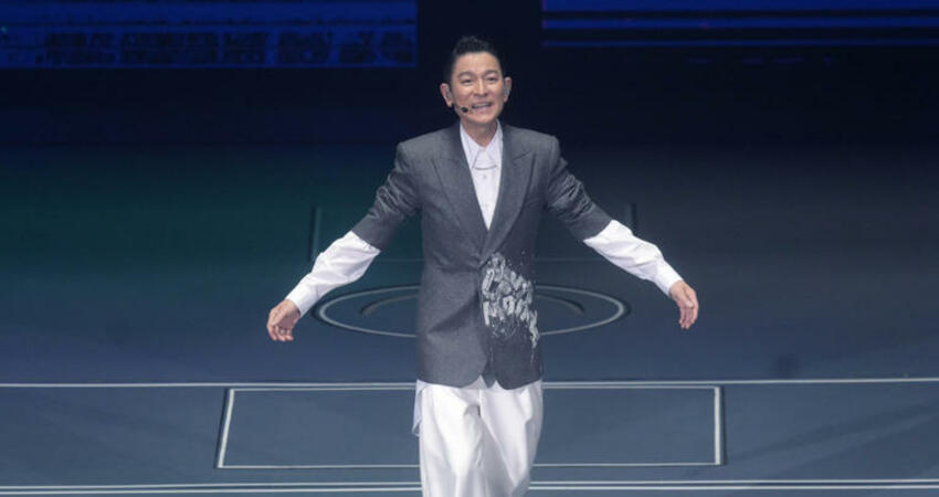 劉德華演唱會滑跪「險衝出3m高台」 深夜曬親筆信發聲