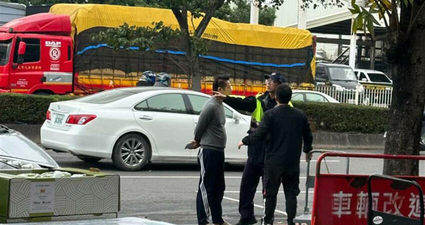 徐乃麟買水果違停！爆遭開罰「不爽起爭執」畫面曝 警出面還原真相