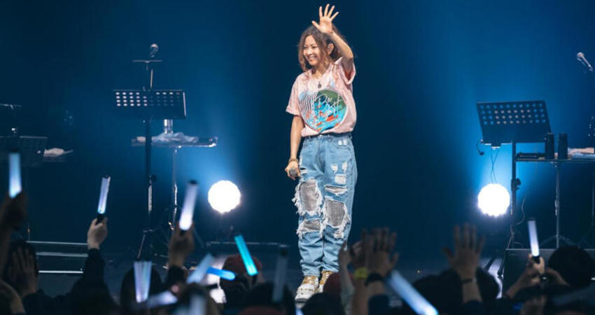 美如仙女下凡！倉木麻衣開唱換8套華服 連飆27首歌誠意滿滿