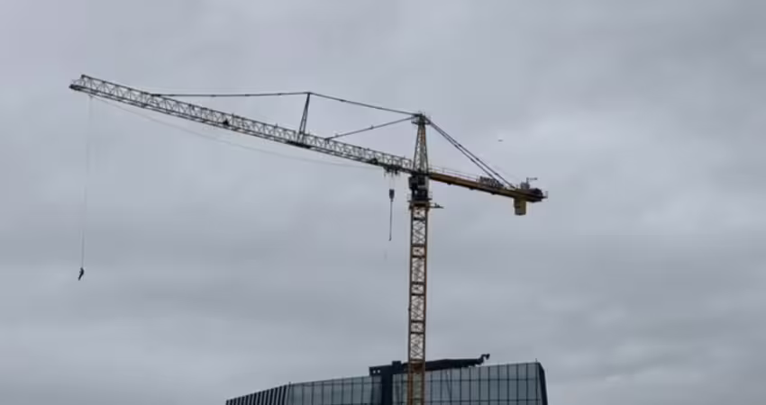 男子闖施工大樓！爬吊臂「玩高空鞦韆」　自拍完消失了