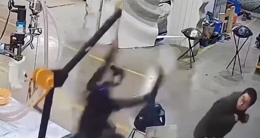 影／中國機器人「暴走狂揮拳」　工程師逃命畫面曝