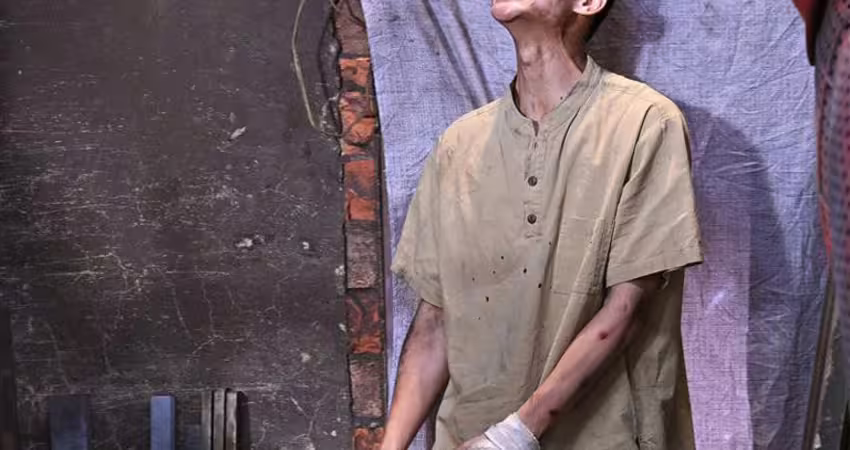 台8男神打工慘遭職場霸凌！昏倒高溫煤渣中 身處700度冶鐵爐鞋都被燒壞