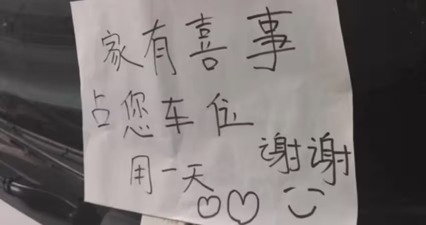 自己車位被佔氣炸！一看「紙條背後」卻瞬間心花怒放