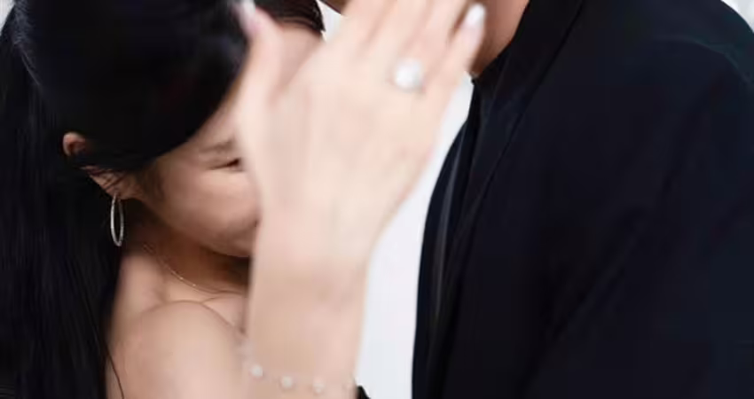 成衣千金被求婚後火速挑婚紗 男偶像晉升未婚夫！出道時她還在讀幼兒園