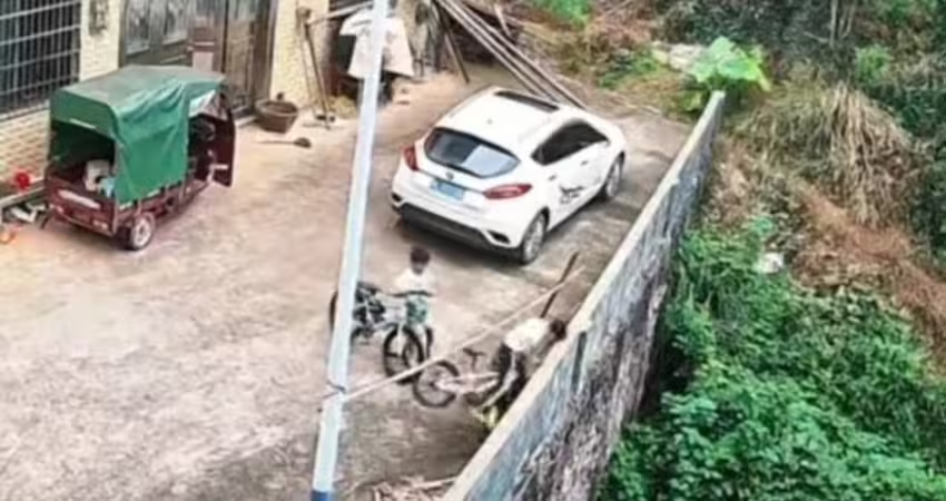 來不及煞車　男童翻牆摔落