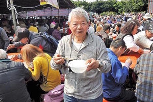 萬華刈包吉連續32年「街友愛心宴」今年最後一場，花光畢生積蓄只為讓大家吃飽！