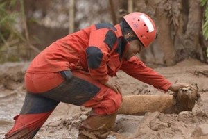 受困土石流快沒命...消防員冒死救狗「被批不值得」，他「一句霸氣回答」讓酸民全閉嘴！