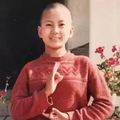 從小遭家暴，13歲剃度出家，成為國際巨星的比丘尼，用梵音拯救了無數命運悲慘的孩子…